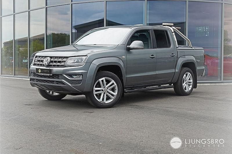 Grå Begagnad 2017 VW Amarok Pickup | 329 900 kr (Marknadspris) - Bild 1/4