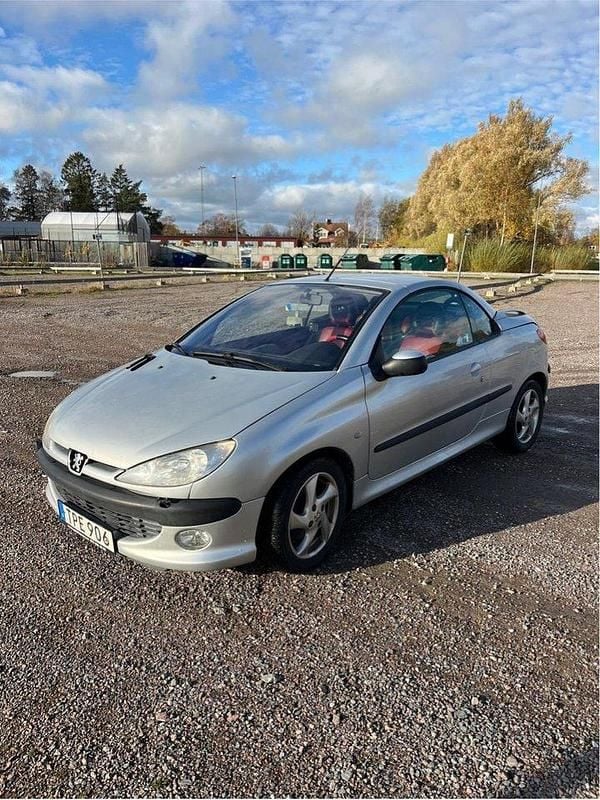 Grå Begagnad 2003 Peugeot 206 CC Cab | 40 000 kr (Marknadspris) - Bild 1/4