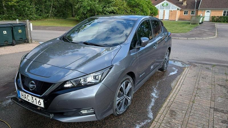 Grå Begagnad 2018 Nissan Leaf Tekna Halvkombi | 125 000 kr (Marknadspris) - Bild 1/4