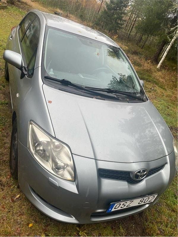 Grå Begagnad 2008 Toyota Auris Halvkombi | 35 000 kr (Lite dyr) - Bild 1/3