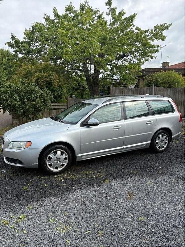 Grå Begagnad 2009 Volvo V70 Momentum Kombi | 40 000 kr (Superpris) - Bild 1/4