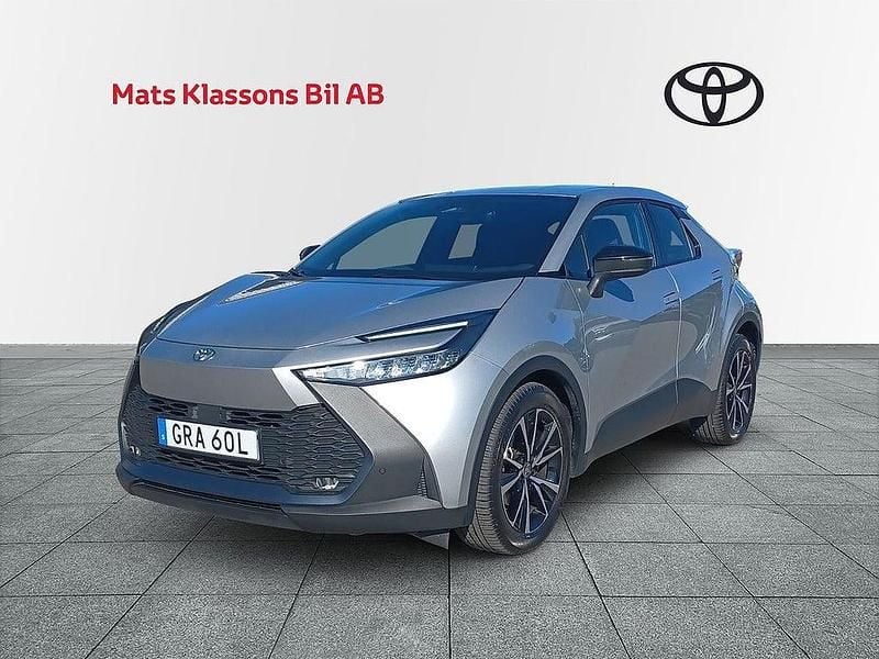 Silver Begagnad 2024 Toyota C-HR Style SUV | 339 000 kr (Marknadspris) - Bild 1/4