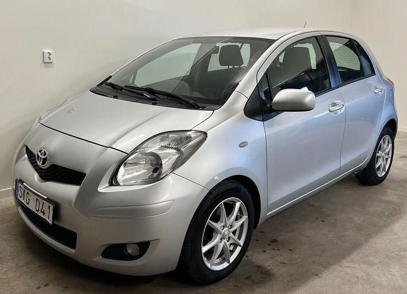 Silver Begagnad 2010 Toyota Yaris Halvkombi | 59 900 kr (Marknadspris) - Bild 1/4