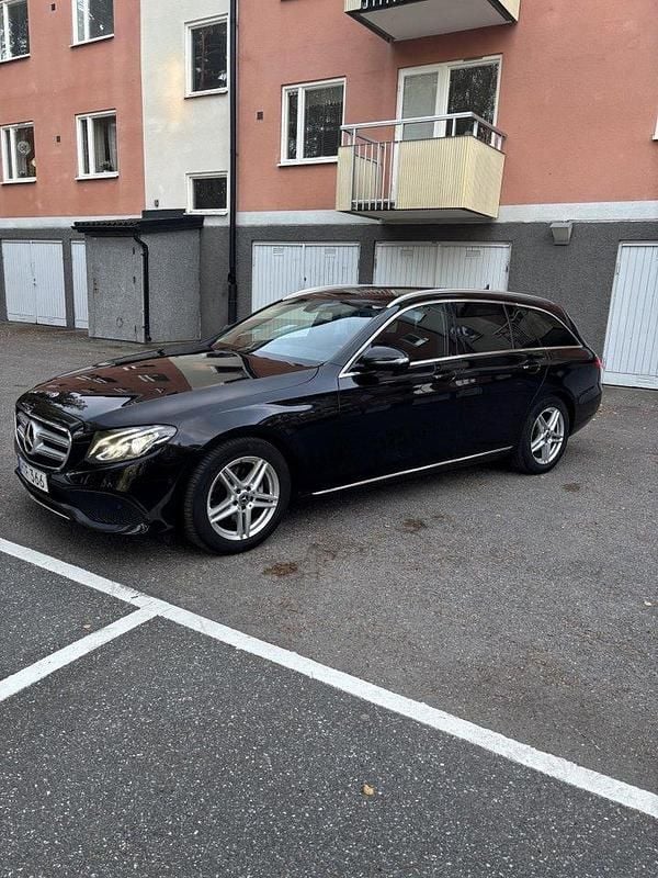 Svart Begagnad 2018 Mercedes E220 Avantgarde Kombi | 139 000 kr (Dyr) - Bild 1/4