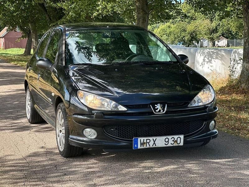 Svart Begagnad 2005 Peugeot 206 Halvkombi | 15 000 kr (Marknadspris) - Bild 1/4