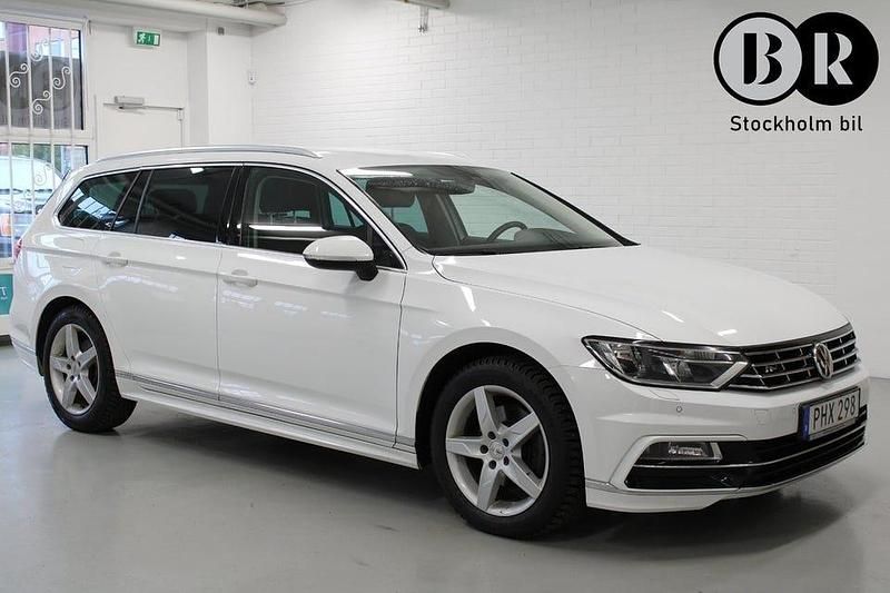 Vit Begagnad 2017 VW Passat R-line Kombi | 164 900 kr (Bra pris) - Bild 1/4