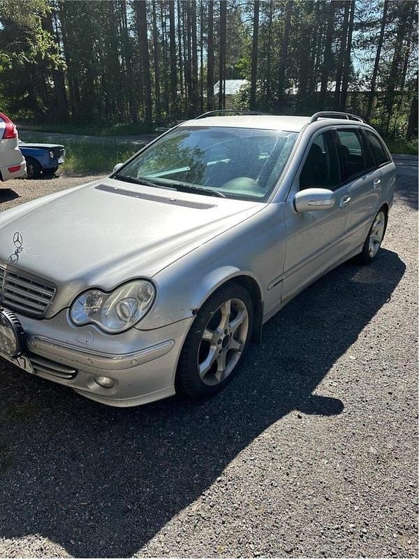 Silver Begagnad 2005 Mercedes C230 Avantgarde Kombi | 32 000 kr (Marknadspris) - Bild 1/4