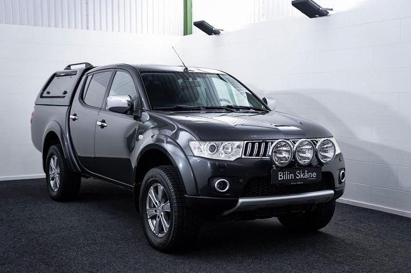 Mörkgrå (grå) Begagnad 2012 Mitsubishi L200 Pickup | 129 900 kr (Marknadspris) - Bild 1/4