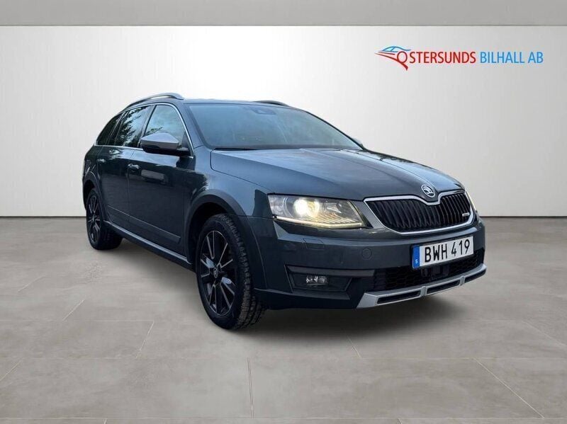 Grå Begagnad 2015 Skoda Octavia Scout Business Line Kombi | 179 900 kr (Marknadspris) - Bild 1/4