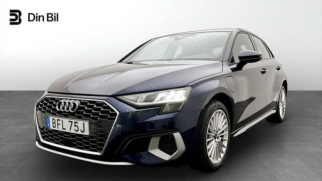 Navarrablå metallic Begagnad 2023 Audi A3 Sportback e-tron Advanced Plus Halvkombi | 329 000 kr (Marknadspris) - Bild 1/4