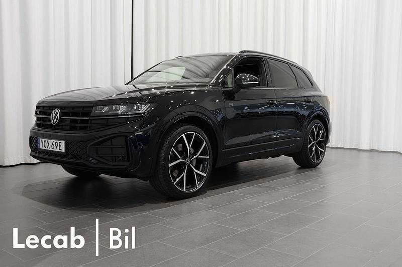 Svart (grenadilla black metallic) Ny 2025 VW Touareg R-line SUV | 1 017 800 kr (Lite dyr) - Bild 1/4