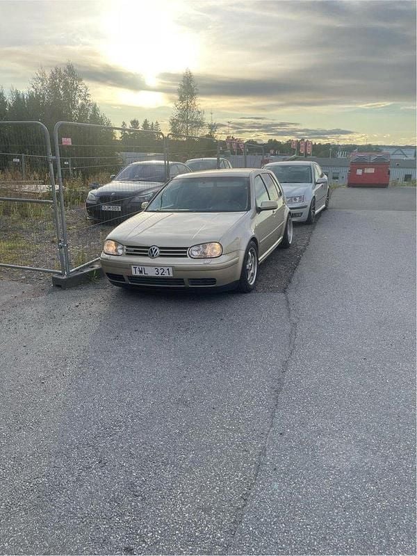 Brun Begagnad 2003 VW Golf IV GTI Halvkombi | 32 000 kr (Lite dyr) - Bild 1/4