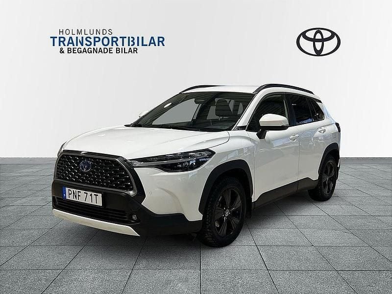 Vit Begagnad 2022 Toyota Corolla Cross Executive SUV | 379 900 kr (Marknadspris) - Bild 1/4