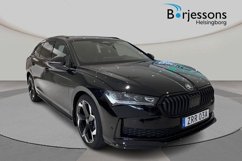 Svart Ny 2025 Skoda Superb SportLine Kombi | 546 300 kr - Bild 1/4