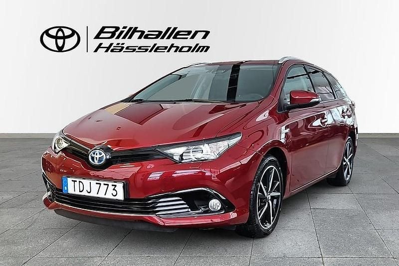 Begagnad Toyota Auris Touring Sports 137 HK (100 kW) 2018 Röd Kombi