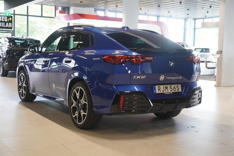 Begagnad BMW iX2 M Sport 230 kW (313 HK) 2023 Blå/lila SUV