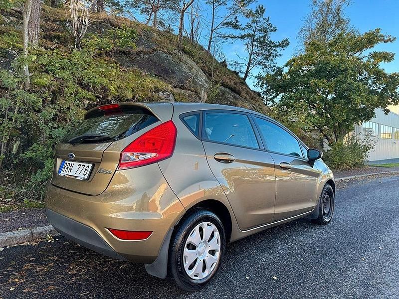 Begagnad Ford Fiesta Trend 71 HK (52 kW) 2012 Brun Halvkombi