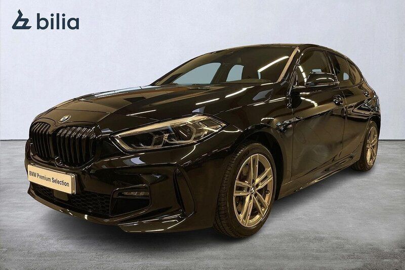 Svart Begagnad 2021 BMW 118 M Sport Halvkombi | 279 900 kr (Dyr) - Bild 1/3