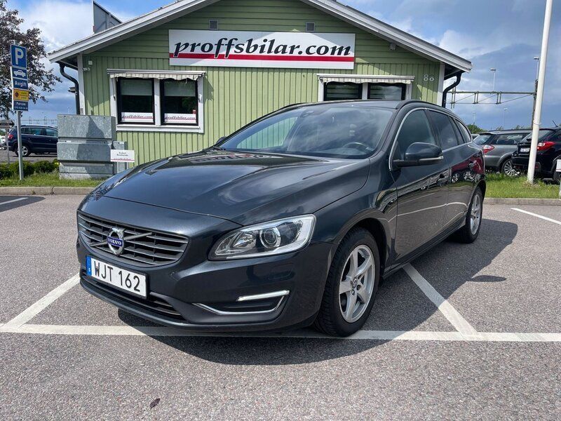 Grå Begagnad 2015 Volvo V60 Momentum Kombi | 129 900 kr (Marknadspris) - Bild 1/4