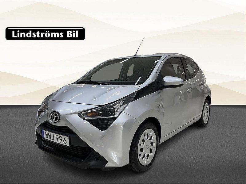 Silver Begagnad 2021 Toyota Aygo X-play Halvkombi | 139 000 kr (Marknadspris) - Bild 1/3