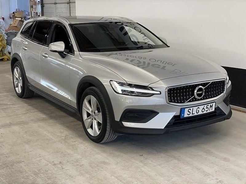 Begagnad Volvo V60 CC 197 HK (144 kW) 2021 Silver Kombi