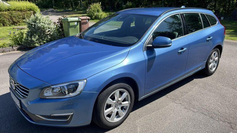 Blå Begagnad 2014 Volvo V60 Momentum Kombi | 125 000 kr (Marknadspris) - Bild 1/4