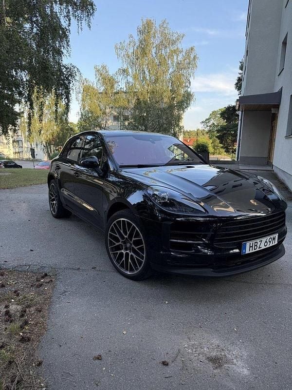 Svart Begagnad 2021 Porsche Macan S Sport SUV | 559 000 kr (Marknadspris) - Bild 1/4