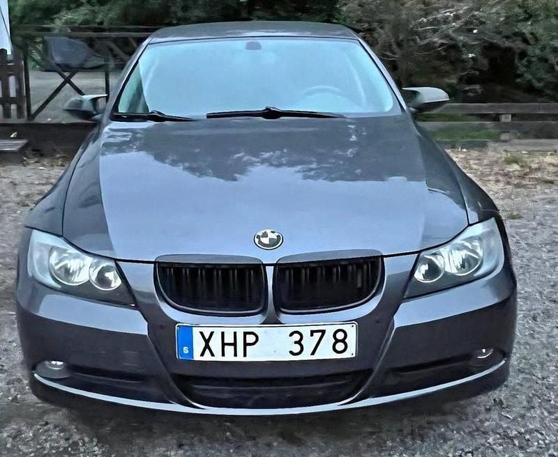 Grå Begagnad 2006 BMW 318 Advantage Sedan | 32 500 kr (Marknadspris) - Bild 1/4