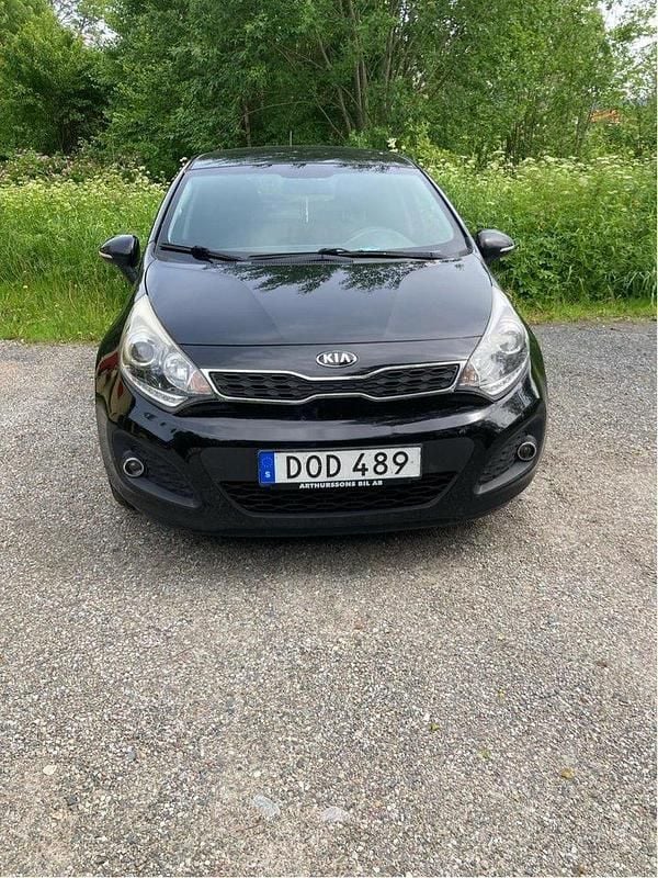 Svart Begagnad 2014 Kia Rio Halvkombi | 55 000 kr (Marknadspris) - Bild 1/4