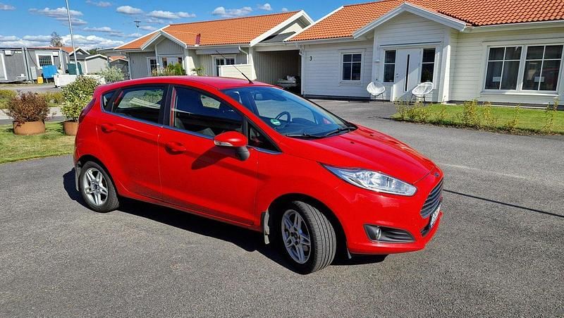 Röd Begagnad 2014 Ford Fiesta Halvkombi | 46 000 kr (Lite dyr) - Bild 1/4