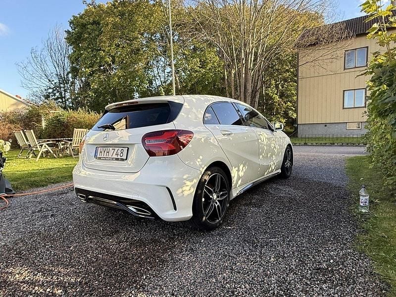 Vit Begagnad 2017 Mercedes A180 AMG Halvkombi | 139 000 kr (Marknadspris) - Bild 1/4
