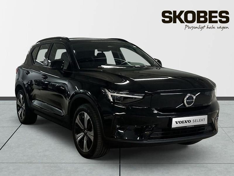 Svart Begagnad 2023 Volvo XC40 Plus SUV | 319 300 kr (Superpris) - Bild 1/4