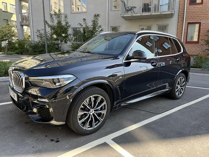 Svart Begagnad 2020 BMW X5 iPerformance SUV | 669 000 kr (Marknadspris) - Bild 1/4