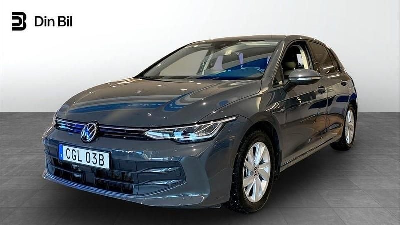Mörkgrå Begagnad 2024 VW Golf VIII Life Kombi | 289 000 kr (Marknadspris) - Bild 1/4