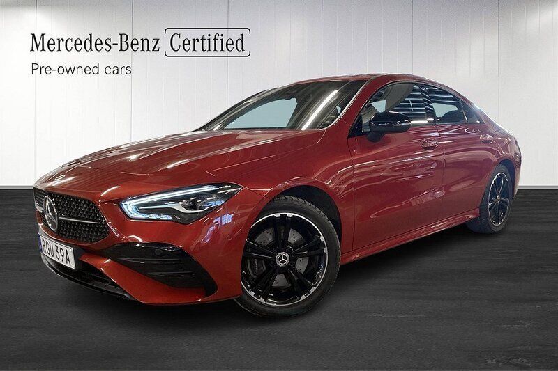Röd Begagnad 2023 Mercedes CLA250e AMG Sedan | 419 000 kr (Marknadspris) - Bild 1/4