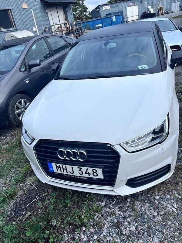 Vit Begagnad 2016 Audi A1 Sportback Sport Halvkombi | 105 000 kr (Marknadspris) - Bild 1/4