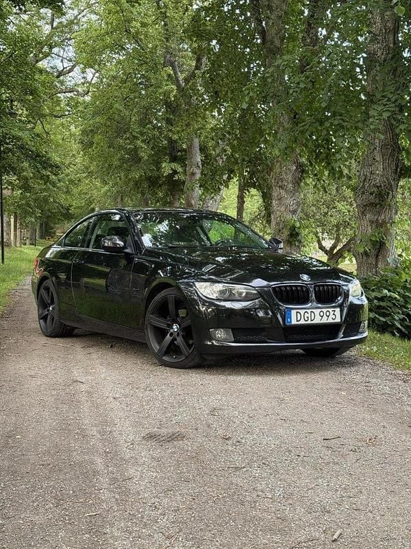 Svart Begagnad 2010 BMW 320 Comfort Edition Sportkupé | 87 000 kr (Marknadspris) - Bild 1/4