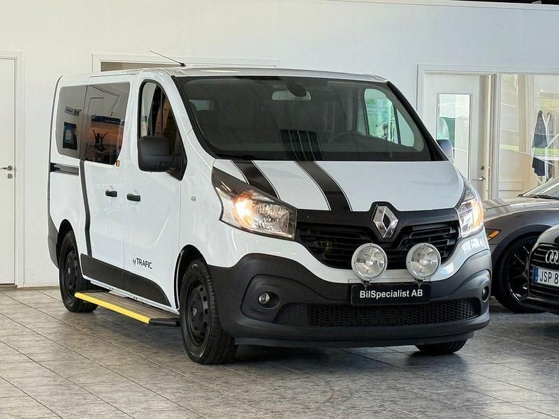 Vit Begagnad 2016 Renault Trafic Van | 179 999 kr - Bild 1/4