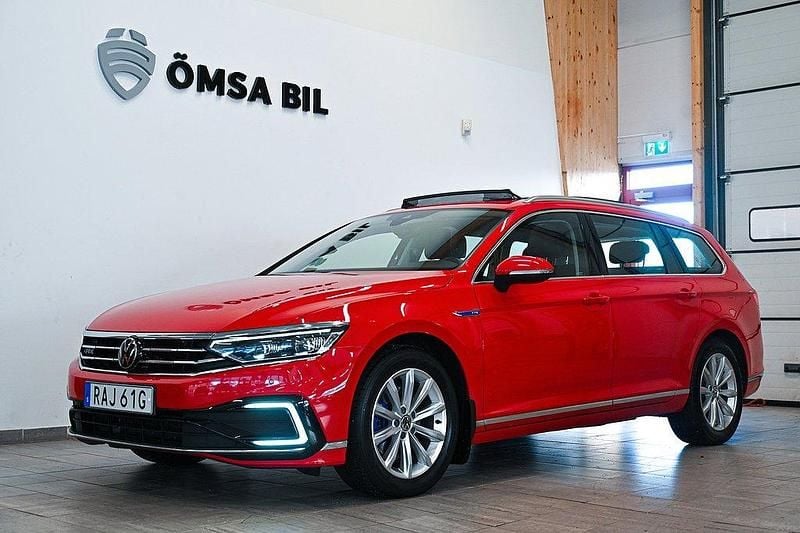 Röd Begagnad 2023 VW Passat Executive Kombi | 254 800 kr (Marknadspris) - Bild 1/4