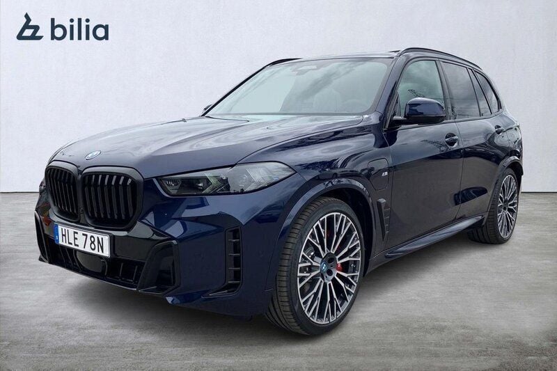 Blå Begagnad 2025 BMW X5 Comfort Edition SUV | 1 149 000 kr (Bra pris) - Bild 1/3