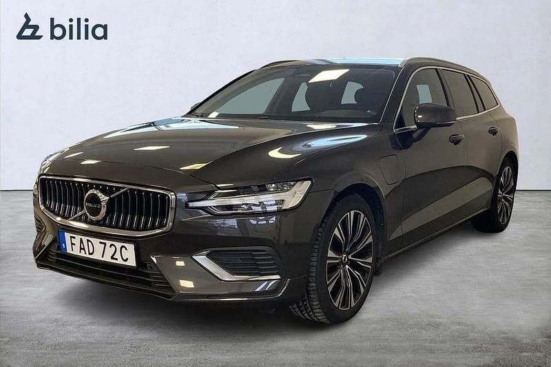 Grå Begagnad 2023 Volvo V60 Core Kombi | 389 900 kr (Marknadspris) - Bild 1/3