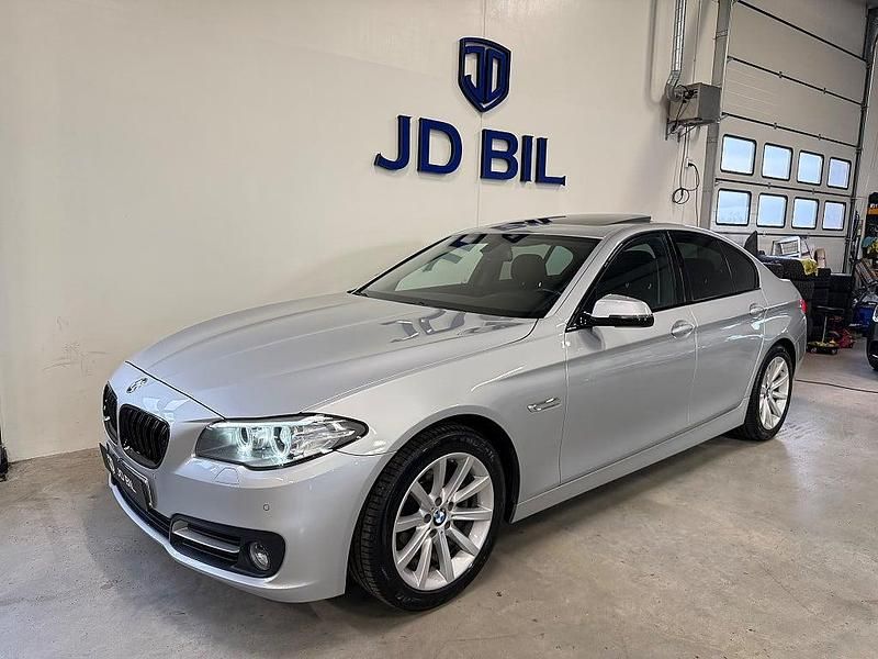 Silver Begagnad 2014 BMW 520 Sedan | 209 800 kr (Lite dyr) - Bild 1/4