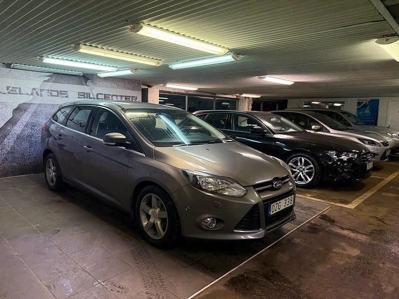 Brun Begagnad 2013 Ford Focus Titanium Kombi | 39 900 kr (Marknadspris) - Bild 1/4