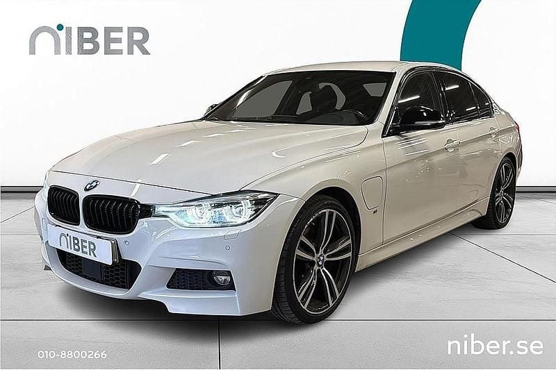 Vit Begagnad 2017 BMW 330e M Sport Sedan | 209 900 kr (Marknadspris) - Bild 1/4
