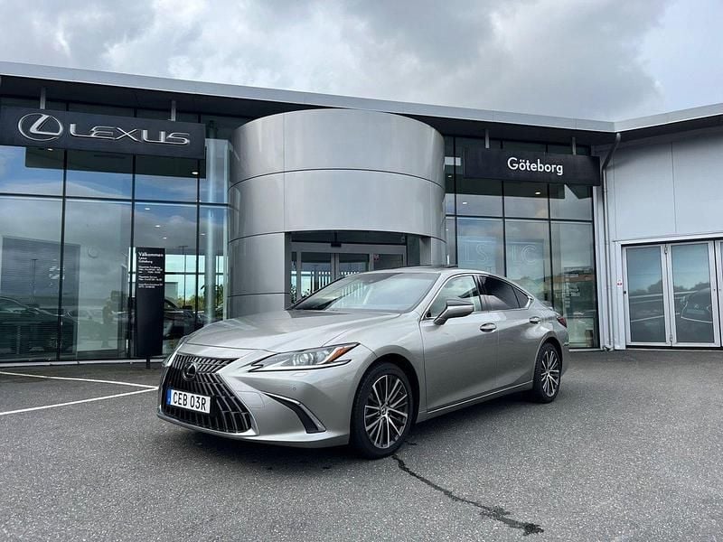 Ljusgrå (sonic titanium metallic) Ny 2024 Lexus ES300H Limited Edition Sedan | 479 000 kr (Marknadspris) - Bild 1/4