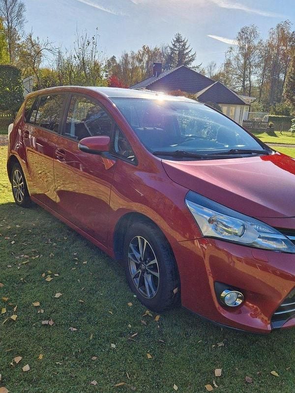 Röd Begagnad 2014 Toyota Verso Edition Minibuss | 77 000 kr (Superpris) - Bild 1/4