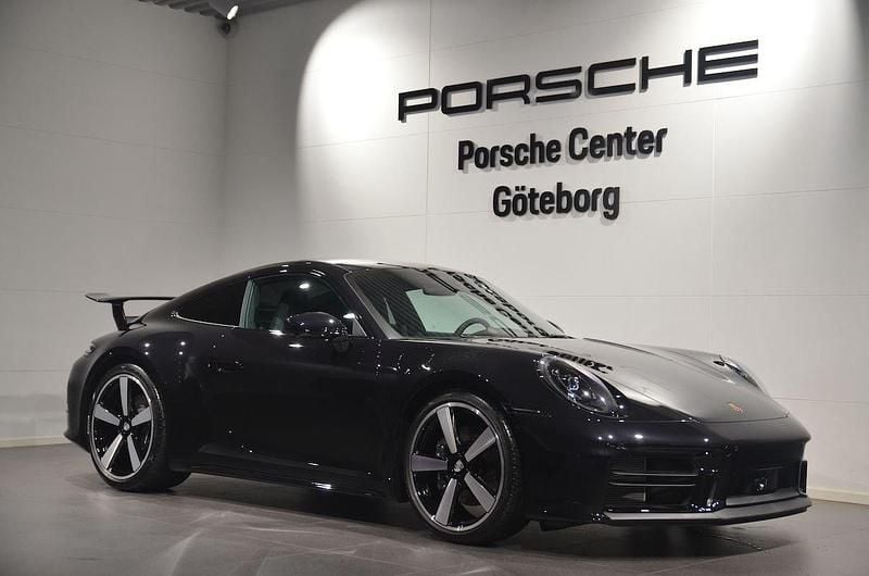 Svart (black) Ny 2025 Porsche 911 Carrera Sportkupé | 1 699 000 kr - Bild 1/4