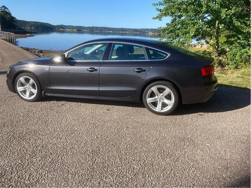 Grå Begagnad 2015 Audi A5 Sportback Sport Halvkombi | 144 900 kr (Marknadspris) - Bild 1/4