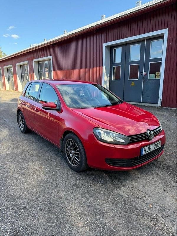 Röd Begagnad 2010 VW Golf VI Halvkombi | 17 000 kr (Marknadspris) - Bild 1/4