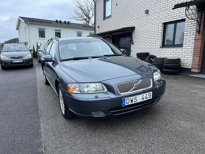 Begagnad Volvo V70 Momentum 170 HK (125 kW) 2008 Grå Kombi